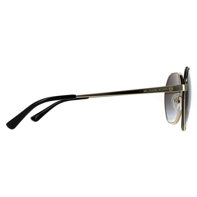 Michael Kors rond dames licht goud zwart donkergrijze gradiënt zonnebril Michael Kors zijn een zeshoekig gevormd frame gemaakt van lichtgewicht metaal. De verstelbare neuskussens en plastictemple -tips zorgen voor een comfortabele allround fit. Super dunne tempels hebben het Michael Kors -logo om de moderne look af te maken.