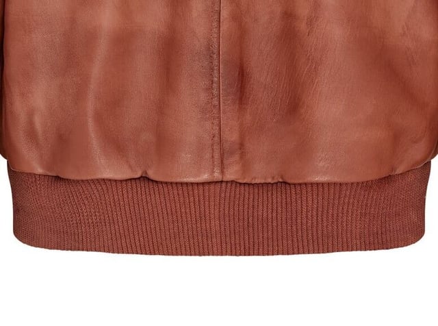 Wir pr�sentieren die Varsity Lederbomberjacke f�r Herren, eine verfeinerte Version der klassischen MA-1 Fliegerjacke. Diese Jacke aus 100 % weichem Lammnappa bietet au�ergew�hnliche Haltbarkeit und einen geschmeidigen Fall. Die sichtbare Rei�verschlussfront verf�gt �ber einen breiten Steppstich-Rei�verschlusssteg, erg�nzt durch Rippstrickkragen, -b�ndchen und -saum f�r zus�tzliche W�rme und eine schlanke Silhouette. Mit vier Taschen � zwei an der Taille und zwei innen, darunter eine sichere Rei�verschlusstasche � kombiniert diese komplett gef�tterte Jacke nahtlos Stil und Funktionalit�t. � Aus 100 % weichem Lammnappa f�r Haltbarkeit und Komfort � Sichtbarer Rei�verschluss vorne mit Steppstich-Rei�verschlusssteg � Rippstrickkragen, -b�ndchen und -saum zur Isolierung � Vier Taschen: zwei an der Taille und zwei innen, eine mit Rei�verschluss � Komplett gef�tterte Innenseite f�r zus�tzliche W�rme und Komfort
