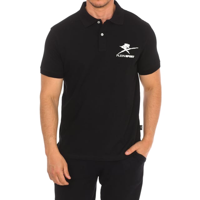 Kurzarm-Polo Plein Sport.
 Reverskragen.
 Halbhoher Knopfverschluss.
 Kurze Ärmel mit geripptem Abschluss.
 Markenaufdruck auf der Vorderseite.
 Markenemblem auf der Rückseite.
 Nähte in Ton gehalten.
 Zusammensetzung: 95% Baumwolle, 5% Elastan
 Pflege:
Bei maximaler Temperatur von 30º waschen.
 Bei niedriger Temperatur bügeln.
 Keinen Trockner verwenden.
 Kein Bleichmittel verwenden.
 Nicht chemisch reinigen.