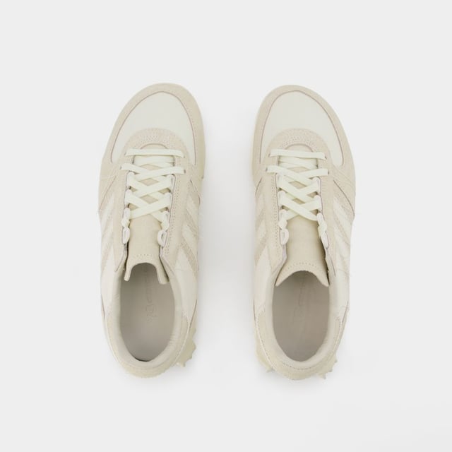 Colores: Blanco - Off White/Off White/Off White. Material principal: piel de ternero lisa. Material de la suela: caucho. Cierre: cordones en la parte superior. Forma de la punta: redonda. Ajuste: fiel a la talla - Tallaje: europeo.