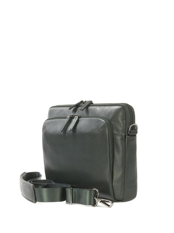 Unisex Crossbody tas met ritssluiting. twee open binnenzakken. één voorkant met externe zakken met ritssluiting. verstelbare en afneembare lederen schouderband. ontbrekend handvat. een binnencompartiment.  extern materiaal. polyester binnenkant. Afmetingen: 34x23x8,5 cm. Modeproduct
