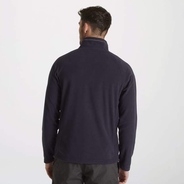 Material: 100% recycelter Polyester. Stoff: Microfleece. Innenfutter: Ungefüttert. 205gsm. Design: Einfarbig. Marken-Zip-Pull. Ärmel-Typ: Lang-Ärmel, Raglan. Manschette: Offen. Ausschnitt: Stehkragen. Taschen: 2 Fronttaschen. Verschluss: Durchgehender Reißverschluss. Nachhaltigkeit: Hergestellt aus recycelten Materialien.