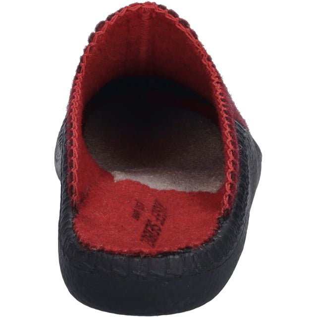 Entdecke den Monaco Damen 62 von JOSEF SEIBEL, einen Hausschuh, der Gemütlichkeit und Tradition in einem atemberaubenden bordeaux-kombi präsentiert. Dieser Schuh für Damen ist die perfekte Wahl für die Momente der Entspannung zu Hause, während der Herbstsaison. Gefertigt in der bewährten Direktbesohlungsmethode, bei der die schwarze PU-Sohle direkt in die Sohlenform eingespritzt wird und sich nahtlos mit dem aus Filz gefertigten Oberteil verbindet, bietet dieser Schuh eine unübertroffene Weichheit, Flexibilität und Leichtigkeit. Das Ergebnis ist ein Hausschuh, der sich durch seine Polyurethan-Sohle auszeichnet, welche für ihre ausgezeichneten Dämpfeigenschaften bekannt ist und dabei wesentlich leichter als Gummi ist. Der Monaco Damen 62 ist Teil der Relax-Kollektion von JOSEF SEIBEL, die für ihre Passformgarantie und erstklassige Qualität steht. Mit diesem Schuh erlebst du unvergleichlichen Tragekomfort, der dich durch alle Tätigkeiten im Indoor-Bereich begleitet, sei es beim Entspannen nach einem langen Tag oder beim Genießen der Freizeit mit Familie und Freunden. JOSEF SEIBEL setzt mit diesem Modell auf Slow Fashion, um eine nachhaltige Alternative in der schnelllebigen Modebranche zu bieten. Durch die Direktbesohlung und die hochwertigen Materialien ist der Monaco Damen 62 ein Paradebeispiel für langlebige Schuhe, die sowohl für den Hersteller als auch für den Träger von Bedeutung sind. Mit seinem einzigartigen bordeaux-kombi Farbton und der gemütlichen Ausstattung ist dieser Hausschuh ein Muss für jede Dame, die Wert auf Qualität, Komfort und Nachhaltigkeit legt.