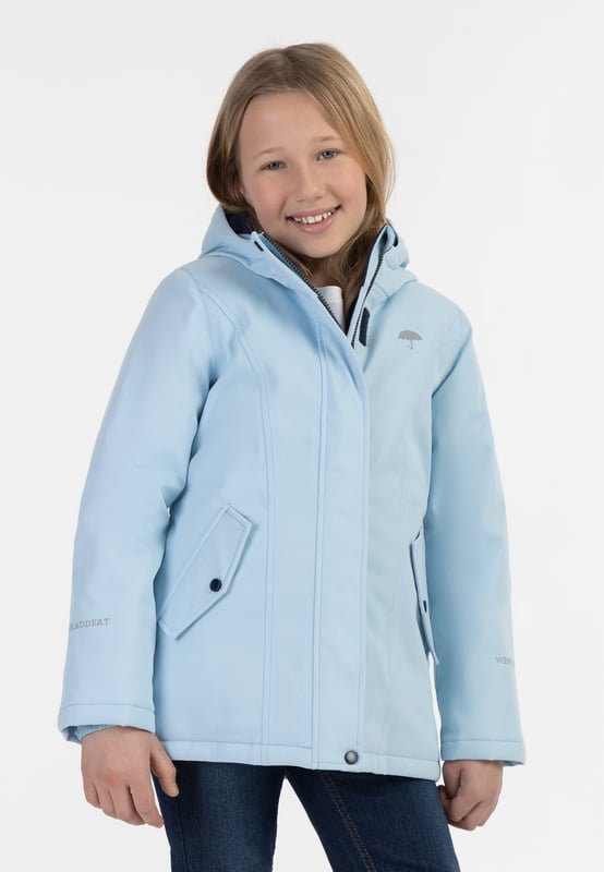 Die Artic-Winterjacke von Schmuddelwedda gibt es jetzt auch für die Kleinen. Abgefüttert mit einem weichen Fleece-Stoff sorgt die Wattierung für eine ideale Isolierung. Und auch bei Nässe bietet sie zuverlässigen Schutz, denn das atmungsaktive Obermaterial ist wasser- und winddicht. Die leichte A-Linie wird auf der Rückseite mit einem Gummizug in Form gebracht und endet in einer abgefütterten Kapuze mit Regenschutz. Zwei Pattentaschen sowie lichtreflektierende Logo-Prints runden die Jacke ab.  Winterjacke