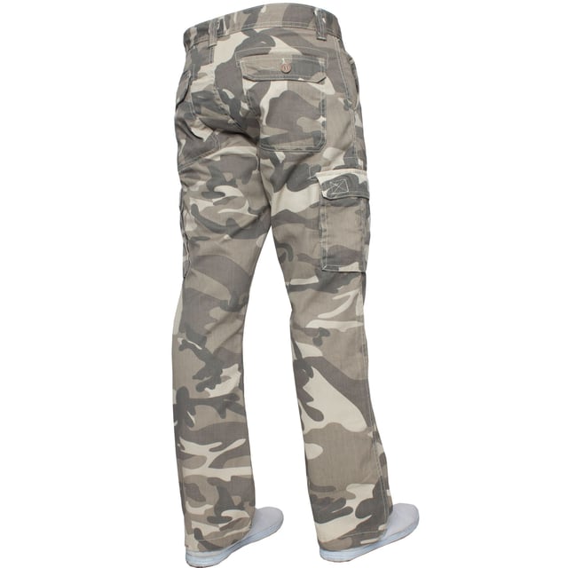 Estos pantalones de trabajo KZ116 Kruze Camo cuentan con 2 bolsillos delanteros, 2 bolsillos traseros abotonados, 2 bolsillos laterales Velcro y un cierre de cremallera. Hechos a mano con 65% de poliéster y 35% de algodón, estos pantalones de combate son un ajuste holgado con palanca ajustable a los dobladillos.