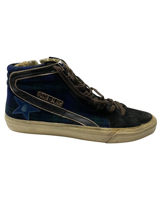 VINTAGE, UVP WIE NEU  
Diese Slide Sneakers von Golden Goose bestehen aus Wildleder und Leder. Sie verfügen über einen Tartanmuster, eine Schnürung vorne mit seitlichem Reißverschluss, eine metallische Lederstern-Applikation, ein seitliches geprägtes Logo in goldfarbener Ausführung und eine stark abgenutzte, zerkratzte und markierte Sohle.  

Golden Goose Slide Tartan High Top Sneakers aus blauem Wildleder  
Zustand: Sehr gut  
Farbe: Blau  
Material: Wildleder  
Größe: 42  
Hinweis auf Gebrauchsspuren: Ja  
SKU: 94455