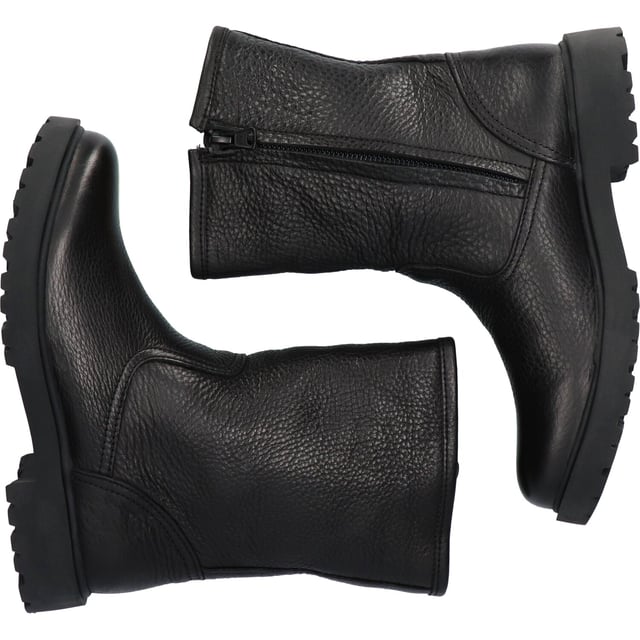 Der Lotta ist ein Damenstiefel mit Reißverschluss. Der Stiefel hat eine klare Silhouette, ein Obermaterial aus hochwertigem Leder auf einer farbigen Sohle, ein Futter aus 100% Schaffell und einen Reißverschluss an der Innenseite des Stiefels.