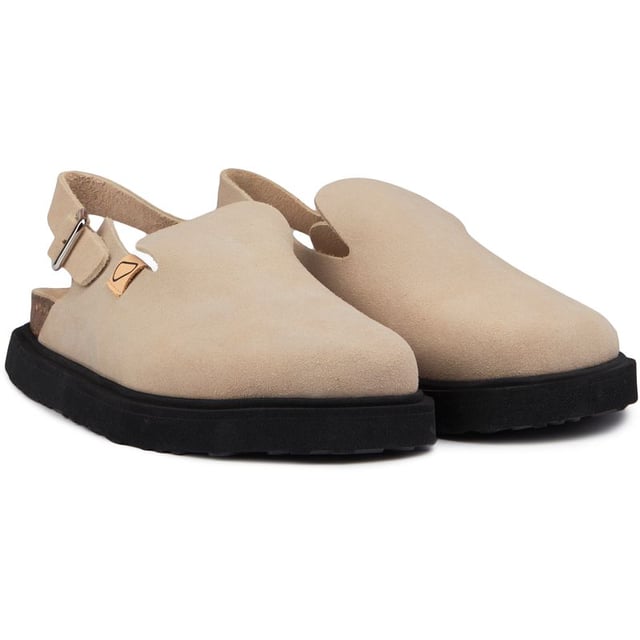 Ponte una elegante mula con las sandalias Good News Frank. Confeccionadas con una parte superior de ante cosida a mano y una hebilla robusta para un ajuste perfecto, estas sandalias son tan cómodas como elegantes e individuales. La plantilla forrada de cuero y la suela ligera garantizan una sensación de despreocupación. Las características sostenibles los convierten en una elección ecológica.