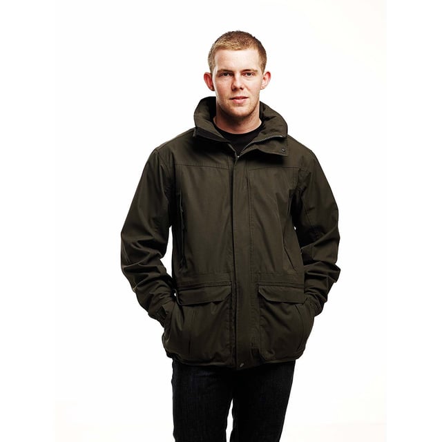 Vattentät och ventilerande Isotex 5000-belagd polyester med twillmikrofiber. Foder delvis i mesh, delvis i polyester. Tejpade sömmar. Interaktiv. Dold huva och justering. Dubbla stormflikar med nitar. Justerbara ärmslut. 2 bröstfickor med dragkedja. 2 nedre påsydda fickor med varmfodrad handvärmare på sidan. Invändig ficka för mobiltelefon. Justerbar ficka för mobiltelefon. Justerbar chockcord i midja och nederkant. Invändig dragkedja för brodyr. Bröst (för att passa ins) S - 37-38, M - 39-40, L - 41-42, XL - 43-44, 2XL - 46-48, 3XL - 49-51.