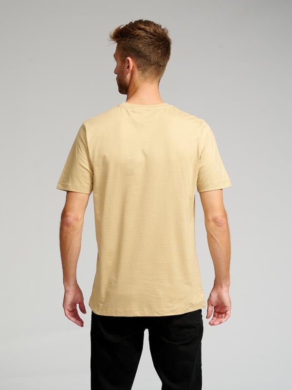 Camiseta  de Teeshoppen  Esta es una camiseta cómoda con un diseño elegante de Teeshoppen. Las camisetas son versátiles y se pueden usar todos los días del año, lo que las convierte en una gran adición a cualquier guardarropa. Al contrario de la creencia popular, las camisetas pueden tener un diseño fresco y elegante, y Teeshoppen ofrece una colección de camisetas que son cómodas y duraderas. Esta camiseta en particular viene en el color caqui y es un complemento perfecto para cualquier atuendo. Está disponible en seis tamaños diferentes, que están adaptados para hombres.