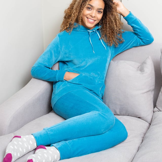 Luxurious lounging is calling so why not treat yourself to this seasonal must have. Our sea blue joggers are made in organic cotton velour fabric which has a gorgeous velvety quality to give you that extra soft feel. For even more comfort, our Bradstock joggers are a perfect combo with our matching Bradstock velour hoody. Why not just take five?