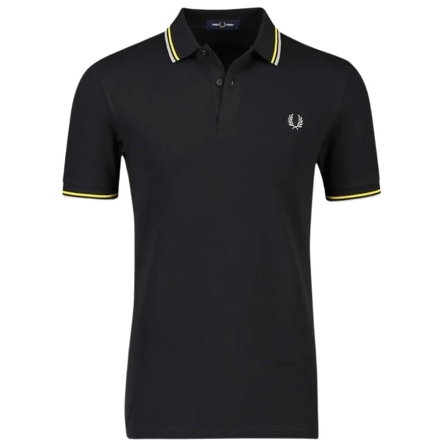 Fred Perry svart polo t-shirt, mönster på kragen, knappstängning vid nacken. 100% bomull, kortärmad, svart polo.
