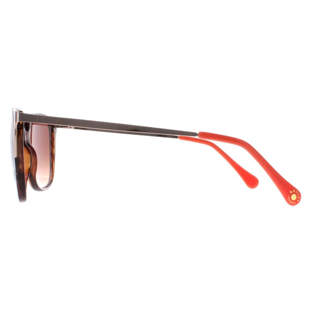 Las gafas de sol Radley Cat Eye Womens Tortoise Brown Romala tienen una sofisticada montura de acetato de ojo de gato que es ligera y resistente, lo que garantiza una comodidad y un uso duraderos. Las lentes proporcionan una protección UV excepcional, Adornado con sutil marca Radley en los templos, estas gafas de sol exuda lujo discreto, por lo que es un accesorio versátil que complementa a la perfección cualquier equipo.