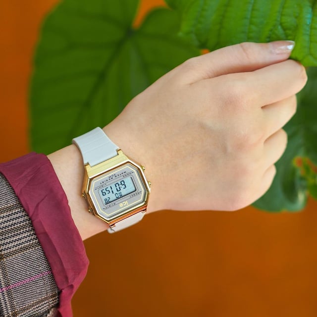 This Ice Watch Ice Digit Retro - Wind Digital Watch for Women is the perfect timepiece to wear or to gift. It's Gold  Square case combined with the comfortable Grey Silicone watch band will ensure you enjoy this stunning timepiece without any compromise. Operated by a high quality Quartz movement and water resistant to 3 bars, your watch will keep ticking. Opt for the nude trend and succumb to the beauty of the ICE digit retro - Wind. This Digital watch has a calendar function: Day-Date , Stop Watch , Dual Time , Alarm and Light High quality 19 cm length and 17 mm width Grey Silicone strap with a Buckle Case measurement: 34 X 34 mm,case thickness: 8 mm, case colour: Gold and dial colour: Grey