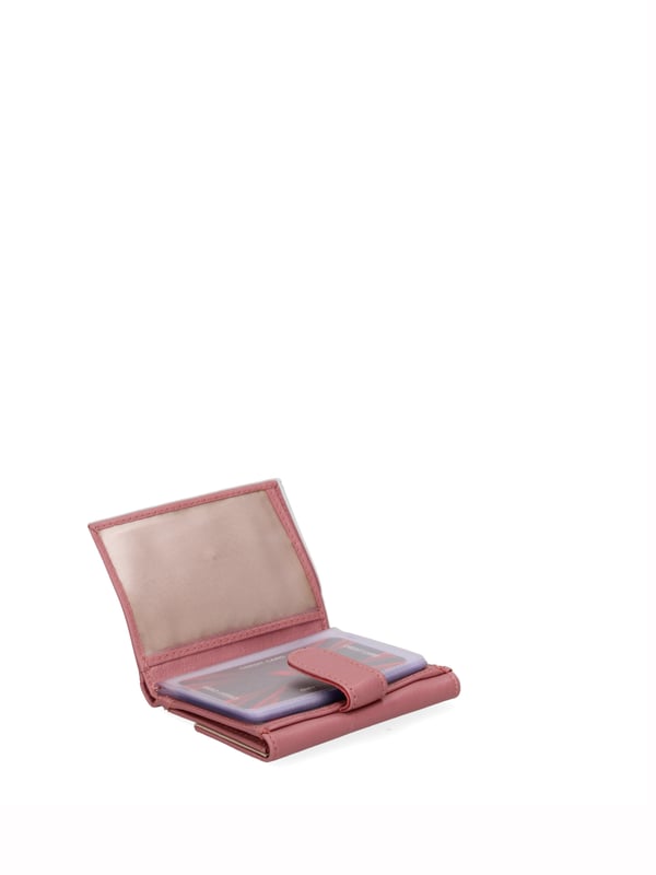 Cartera de hombre. El cierre es con botón de presión. Los bolsillos internos son tarjeteros y porta billetes. Los bolsillos exteriores son uno trasero con clip. Falta la correa para el hombro. Falta el mango. Hay un compartimento interno. El material exterior es 100% Piel Auténtica. Internamente está forrado en piel auténtica. Medidas: 8x10x2 cm. Producto de moda
