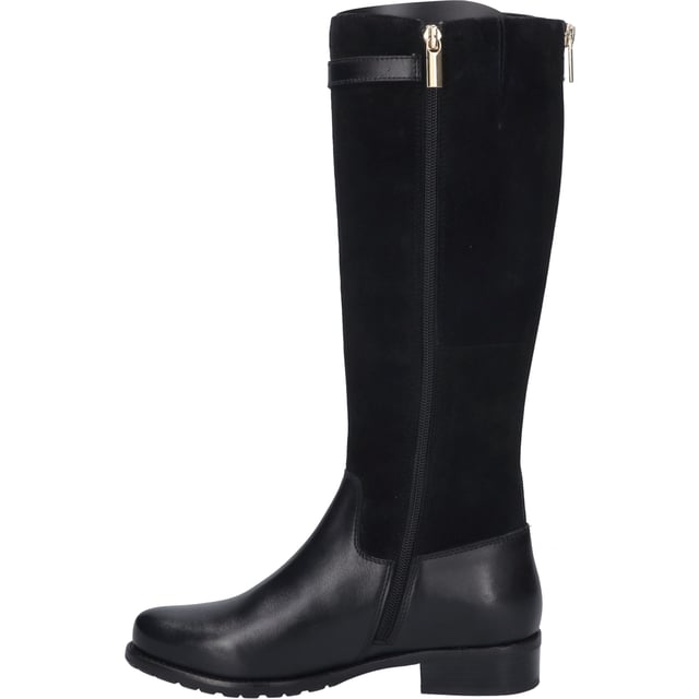 Entdecke den Chiara 05, einen Stiefel, der in der klassischen Farbe Schwarz von JOSEF SEIBEL präsentiert wird. Dieses Modell für Damen zeichnet sich durch seine Fertigung aus hochwertigem Nappa-Schafsleder aus, das nicht nur für seine Langlebigkeit, sondern auch für seinen besonderen Tragekomfort bekannt ist. Mit der Möglichkeit, das Mikrofaser-Fußbett nach Belieben zu wechseln, bietet dieser Schuh eine perfekte Grundlage für individuelle orthopädische Anpassungen. Die schwarze Sohle aus thermoplastischem Kautschuk (TR) sorgt für eine gute Rutschfestigkeit und eine lange Haltbarkeit, während sie gleichzeitig leichter als herkömmliche Gummisohlen ist. Dank des Reißverschlusses lässt sich der Schuh einfach an- und ausziehen und passt sich optimal an den Fuß an. Der moderate Blockabsatz von 3 cm Höhe unterstreicht die elegante Linie des Stiefels und unterstützt eine angenehme Haltung, was den Chiara 05 zum idealen Begleiter für die Freizeit macht. Ob für einen Spaziergang im Freien oder als schickes Basic für den Alltag – dieser Schuh erweitert die Möglichkeiten, was man mit einem Schuhwerk alles machen kann. Die Produktion nach der AGO-Methode, eine moderne und formbeständige Fertigungsart, steht für die Verbindung von Tradition und Innovation, die JOSEF SEIBEL auszeichnet. Diese Methode ermöglicht es, hochwertige Materialien so zu verarbeiten, dass ein Produkt entsteht, das sowohl in seiner Passform als auch in seiner Funktion Perfektion verkörpert. Als Teil der Produktlinie Josef Seibel, die für modernen Komfort steht, repräsentiert der Chiara 05 die Philosophie von Slow Fashion – weg von der Fast Fashion hin zu hochwertigen Materialien und durchdachtem Design. Das Versprechen von JOSEF SEIBEL ist es, Schuhe zu kreieren, die über die Jahre hinweg Freude bereiten und dabei stets zeitgemäß bleiben.