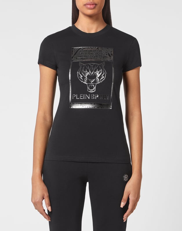 Plein Sport te da la oportunidad de destacarte mientras entrenas duro. Echa un vistazo a esta nueva camiseta con el icónico logotipo de la marca   Máxima comodidad gracias a la flexibilidad natural del jersey de algodón     Diseños impresos en papel de aluminio    Una nueva etiqueta impresa en la parte derecha   Escote de punto elástico   Dobladillos con pespunte doble