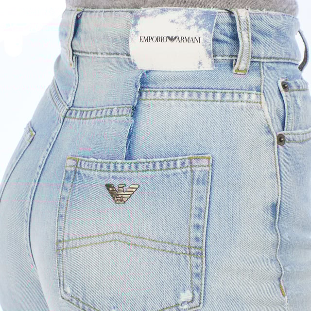 Emporio Armani jeans med en avslappnad passform, designade för att ge komfort och stil vid alla tillfällen.\n\n Tillverkad av högkvalitativ denim garanterar den utmärkt motstånd och hållbarhet, medan den avslappnade passformen ger stor rörelsefrihet.\n\n Designen framhävs av dekorativa sömmar genom hela tyget, vilket ger en modern och distinkt touch, tillsammans med varumärkets logotyp patch på bakre linningen och den ikoniska metallörnen på bakfickan, den omisskännliga tätningen av Emporio Armani.\n\n Modellen har knapp- och dragkedjestängning fram, bälteshällor och den klassiska femficksdesignen, som kombinerar funktionalitet och estetik.\n\n Perfekt för att komplettera en avslappnad look med en sofistikerad känsla, oavsett om det är med sneakers eller mer formella skor.\n\n Ett mångsidigt och tidlöst plagg som inte får saknas i din garderob.\n Sammansättning: 100% bomull\n Skötsel:\n- Maskintvätt kallt på känslig cykel.\n - Använd milda rengöringsmedel.\n - Använd torktumlare på låg temperatur.\n - Stryk vid låga temperaturer.\n - Får inte kemtvättas.