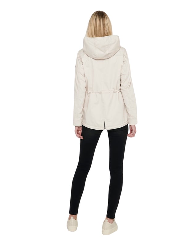 De Only parka voor dames combineert functionaliteit met vrouwelijke elegantie en zet een nieuwe standaard in je outdoorgarderobe. Een blinde rits over de hele lengte en een drukknoopsluiting aan de bovenkant bieden optimale bescherming tegen het weer, terwijl de details van deze parka het unieke karakter benadrukken. De kleine borstzak met rits is niet alleen praktisch, maar ook een modieuze blikvanger.  De twee zijzakken zijn perfect gepositioneerd om je handen warm te houden of om belangrijke kleine spullen bij de hand te houden. Dankzij het interne trekkoord in de taille en zoom kan de parka individueel worden aangepast - voor een flatterend silhouet of gewoon voor meer comfort. Een badge op de bovenarm geeft de parka een authentieke touch en onderstreept de kwaliteitsbelofte van het merk Only.  De grote capuchon beschermt niet alleen tegen onverwachte weersveranderingen, maar voegt ook een vleugje drama toe aan het algehele ontwerp. De kapmouwen over de lange mouwen hebben een innovatieve snit en bieden extra bescherming en bewegingsvrijheid. Ondanks het robuuste uiterlijk is de parka verrassend licht en belooft hij comfortabel te dragen zonder je te belasten.  De kleine split aan de achterkant zorgt voor extra bewegingsvrijheid en geeft de parka een modern tintje. Deze Only damesparka is gemaakt van hoogwaardige materialen en staat niet alleen voor duurzaamheid, maar ook voor een hoog draagcomfort dat je elke dag vergezelt. Dit kledingstuk is meer dan alleen een parka; het is een betrouwbare laag die warmte, comfort en ongeëvenaarde stijlflexibiliteit biedt, perfect voor de modebewuste vrouw die kwaliteit en elegantie waardeert.