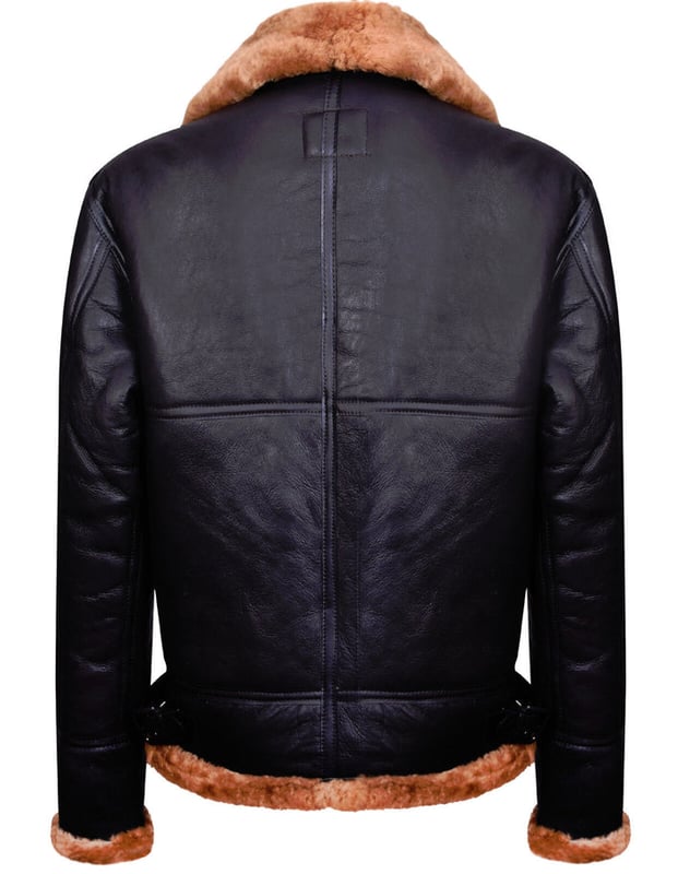 Esta chaqueta de aviador de piel de oveja B3 Ginger Shearling, de hermoso corte, que se presentó en 1934, es nuestra chaqueta de piel de oveja más popular. Numerosos iconos del cine han hecho famosa esta chaqueta desde su creación en 1934, convirtiéndola en un clásico atemporal. Diseñada con el mejor forro de piel de oveja gruesa, no hay mejor chaqueta para mantenerte abrigado durante este invierno. Para mayor protección, el cuello se puede subir y abrochar con la ayuda de dos correas con hebillas y la cintura se puede ajustar para brindar un ajuste más personalizado. Si hay una prenda de vestir que te protegerá contra el clima frío y capturará el corazón de la historia de la aviación británica, es esta.