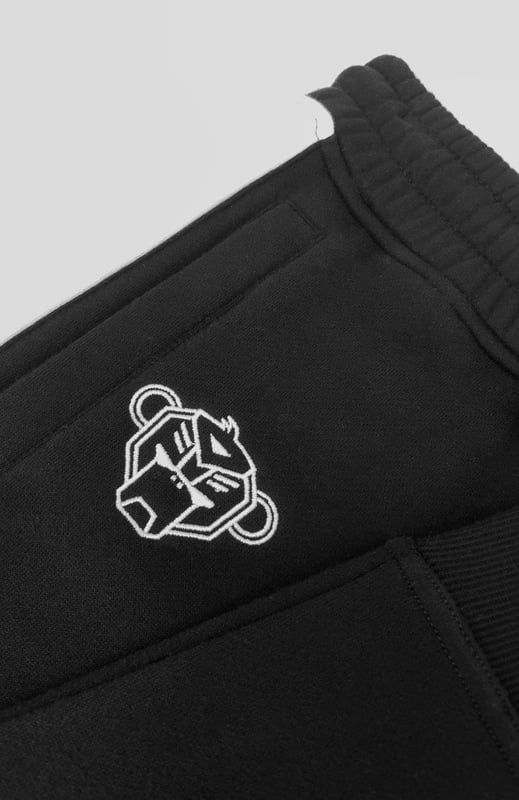 51% polyester | 49% katoen Elastische tailleband met trekkoord Voorzakken met rits Geborduurd Convoy-logo op rechterbeen Zijzak met rits en merkpatch Sportieve strepen aan de zijkanten Kan gecombineerd worden met JR. ANORAK GESTREEPTE HOODIE 