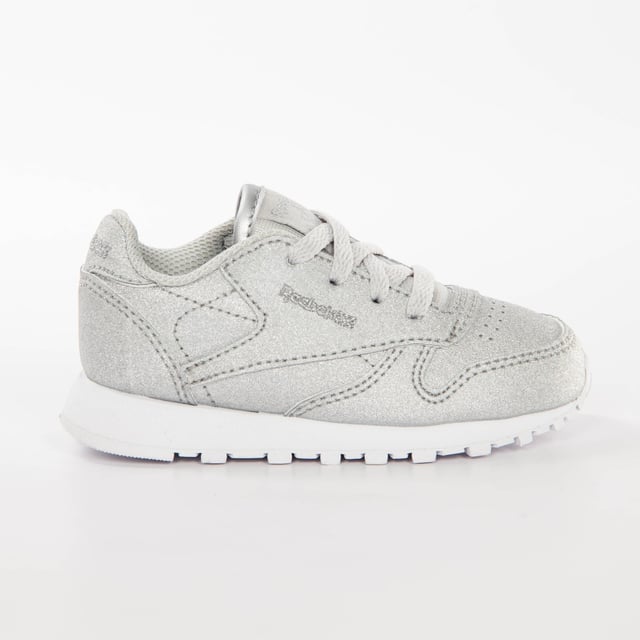 Reebok Classic Kinder Sneaker Mädchen Grau Synthetik. Authentischer Schuh der Marke Reebok - Streetwear/Sportswear-Design von Reebok - Reebok für modebewusste Mädchen, perfekt für den Alltag - Der graue Reebok Sneaker lässt sich perfekt mit dem Rest Ihrer Garderobe kombinieren - bequeme Synthetikmaterialien - klassische elastische Schnürsenkel - Classic Kids - Synthetik