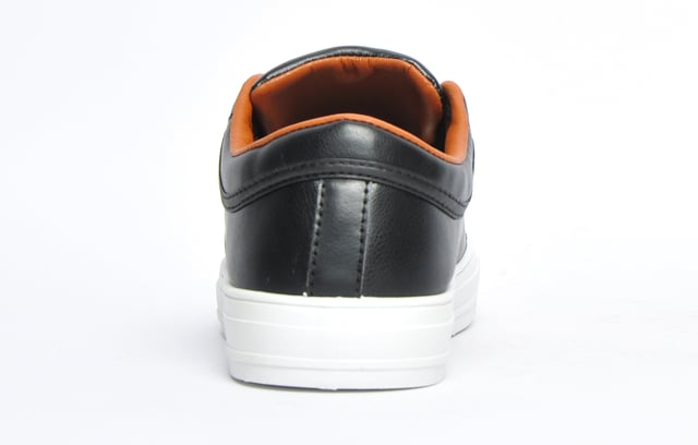 Luce un estilo clásico casual con estas zapatillas Max de la icónica marca de ropa para hombre Penguin Original. Las Penguin Original Max son unas zapatillas deportivas refinadas para el día a día que marcan tendencia y están repletas de un auténtico estilo retro. Las Penguin Original Max son una opción versátil para la nueva temporada y aportan un look inspirado en la herencia a tus conjuntos informales. Confeccionadas con una parte superior sintética de tacto suave similar al cuero y adornadas en los laterales con detalles de rayas y la marca Penguin, estas zapatillas tienen un diseño atractivo para la calle a un precio muy asequible. La marca Penguin Original también aparece en la lengüeta para rematar esta fantástica zapatilla deportiva urbana que es una gran adición a la selección de zapatillas de cualquier hombre con estilo que busque elevar su look informal.
 - Parte superior sintética de tacto suave similar al cuero
 - Talón y tobillo acolchados
 - Sistema de cordones de 6 agujeros
 - Suela vul envolvente de estilo vintage
 - Suela de goma duradera
 - Logotipo de Original Penguin en toda la suela