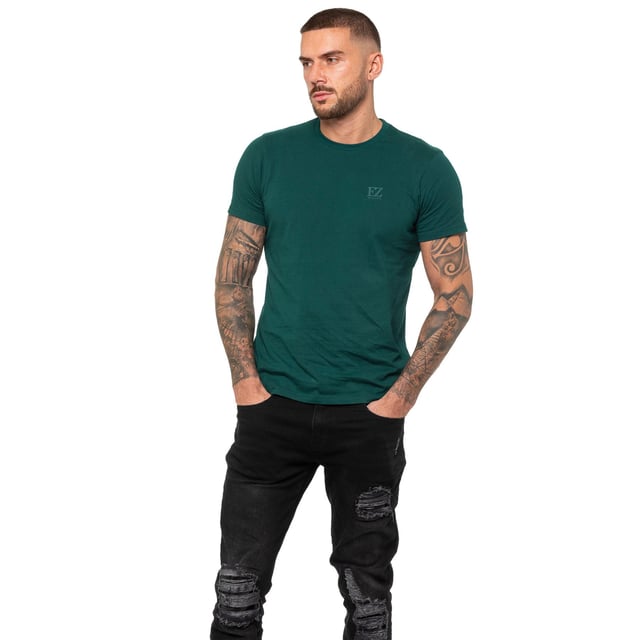 Enzo Herren-T-Shirt mit normaler Passform. Gesticktes Enzo-Logo auf der Vorderseite. Rundhalsausschnitt, kurze Ärmel. 50% Baumwolle, 50% Polyester. Maschinenwaschbar (siehe Etikett). Ideal für Fitnessstudio, Freizeitkleidung