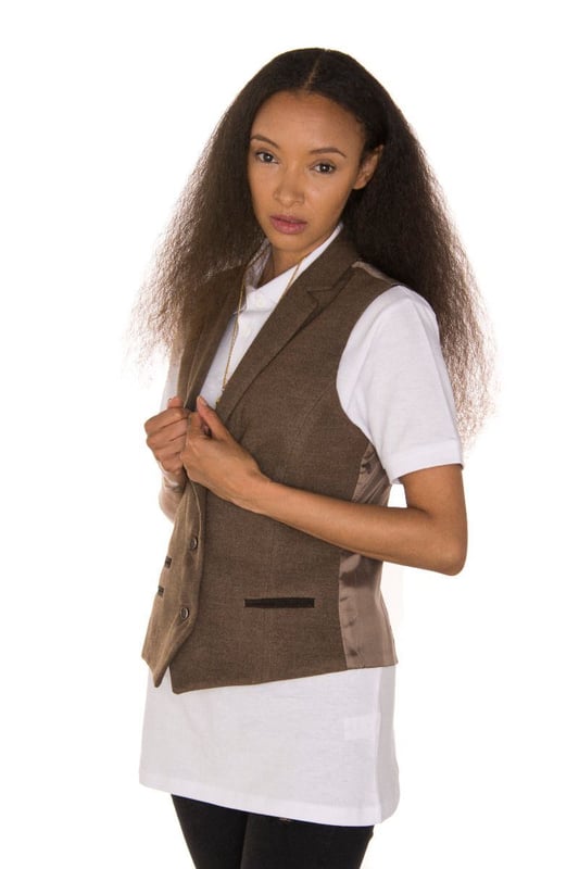 Meticulously crafted to maximise form and function, this women's tweed wool waistcoat is a contemporary spin on a timeless retro classic. With a shaped, tailored design, this waistcoat is made from premium wool with a herringbone pattern and is a perfect accompaniment to formal or casual outfits. Look your best in this timeless classic with this tweed waistcoat that will be a staple of your wardrobe for years to come.