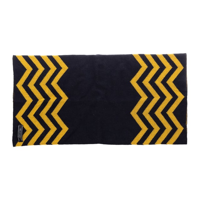 Neckwarmer collar.
 Essential modern accessory.
 As a contemporary and functional alternative to a scarf, or as a neck warmer on cold days.
 Tubular pull-on design.
 Embroidered logo.
 Measures: 45x23cm
 Composition: 50% Wool, 50% Acrylic
 Care:
Handwash.
