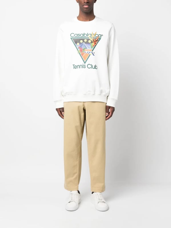 La sudadera Tennis Club de Casablanca muestra la defensa de la est�tica deportiva por parte de la marca. Confeccionado en punto loopback de algod�n org�nico, est� decorado con uno de los estampados gr�ficos caracter�sticos de la marca que resalta sobre el fondo blanco.