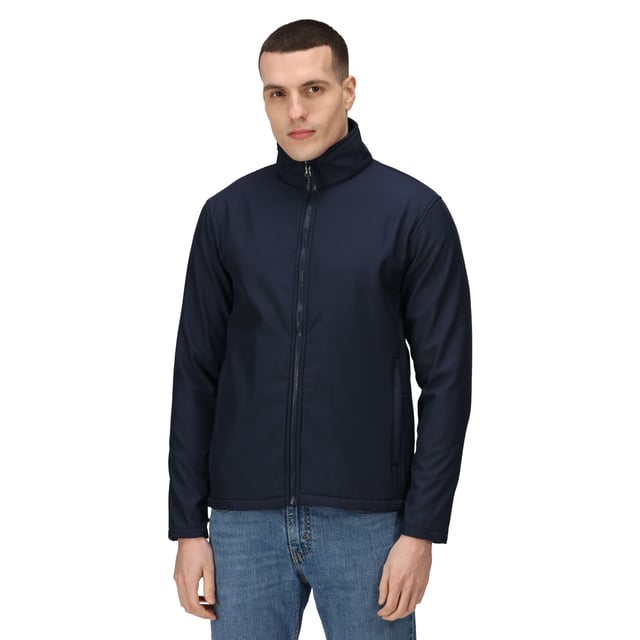 Buitenmaterialen: 100% gerecycleerd polyester. Voering: Verborgen ritssluiting, Softshell. Ontwerp: Eenvoudig. Stoftechnologie: Ademend, Duurzaam, DWR Finish, Isotex 10000, Waterafstotend, Waterdicht. 3 in 1, Getapete naden. Manchet: Verstelbaar, met treksluiting. Mouwtype: Met lange mouwen. Halslijn: Staande Kraag. Kenmerken van de kap: Verborgen. Zakken: 2 Zijzakken, 1 Borstzak, Rits. Bevestiging: Volledige ritssluiting. 25000g/m²/24 uur. Zoom: verstelbaar, zoom met schokkoord. Geschikt voor: Borduurwerk. Duurzaamheid: Gemaakt van gerecycled materiaal.