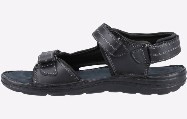 Hush Puppies Alistair Sandalen Heren Perfect voor zomeravonturen, de Alistair heeft drie klittenbandsluitingen voor gemakkelijk aan- en uittrekken, een comfortabele textielen voering en een lichtgewicht PU-zool. - Bovenwerk van echt leer - Drie klittenbandsluitingen - Comfortabele textielen voering - Cushioned Comfort echte suède inlegzool - Lichtgewicht PU-buitenzool