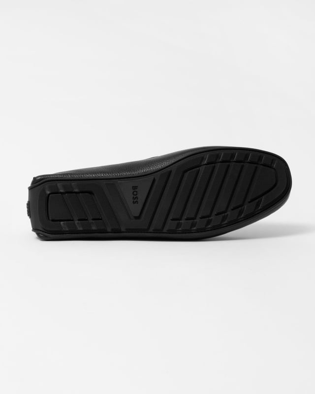 Premium driver moccasins made in Portugal by BOSS. Featuring a full rubberised sole, this pair is crafted in grained leather with a debossed logo strap.
90% Polyamid, 10% Polyurethane, Sole: 100% Thermoplastic polyurethane, Upper material: 100% Cow skin, Innersole: 90% Polyamid, 10% Polyurethane
50523026
