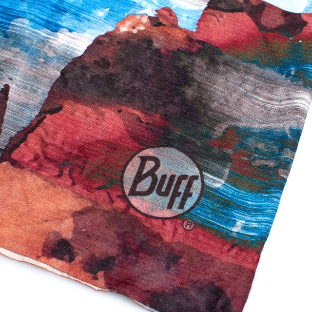 Originales multifunktionales Höschen Buff, das Vielseitigkeit und Komfort bei jeder Outdoor-Aktivität bietet.

 Hauptmerkmale:

 - Multifunktional, kann als Schal, Stirnband, Maske, Mütze oder Bandana verwendet werden.
 -Unisex.
 - Elastischer Halstuch.
 - Vielseitig.
 - Schlauchförmiger Buff ohne Nähte, sorgt für eine bequeme Passform und beugt Hautirritationen vor.
 - Hergestellt aus recycelten Materialien.
 - Bietet einen Sonnenschutzgrad von 50 UPF.
 - Schützt vor Kälte, Wind und Sonne und eignet sich perfekt für Outdoor-Sportarten.
 - Einheitsgröße.
 - Für Erwachsene konzipiert.
 - Ideal zum Tragen das ganze Jahr über.
 - Erhältlich in einer Vielzahl von Farben und Drucken mit dem Buff-Logo, das die Qualität der Marke hervorhebt.

 Ein funktionelles und praktisches Kleidungsstück für alle, die bei jedem Abenteuer Komfort und Schutz suchen.
 Maßnahmen: 22X53cm
 Komposition: 95 % recyceltes Polyester, 5 % Elastan
 Pflege:
- Maschinenwäsche max. bei 40 °C.
 - Vermeiden Sie die Verwendung von Weichspülern.
 - Verwenden Sie kein Bleichmittel.
 - Benutzen Sie keinen Trockner.
 - Kein Bügeln.