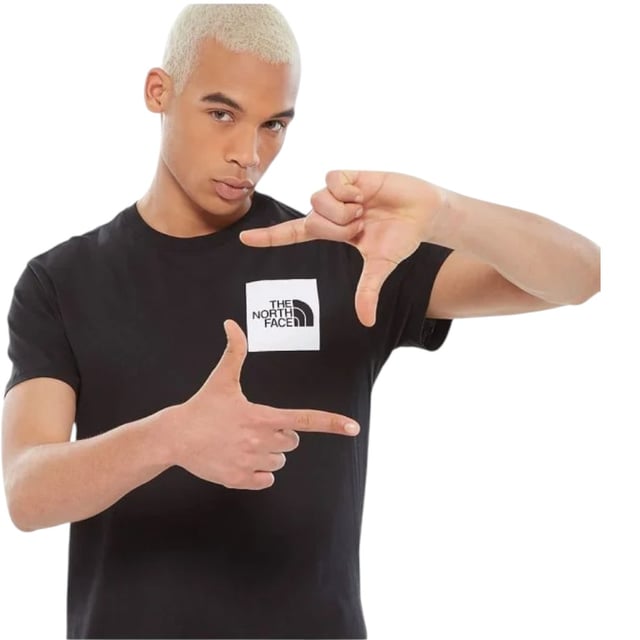 A classic The North Face crew neck t-shirt, the Men’s Fine Short Sleeve Tee is a summer essential. Made from 100% cotton, it is soft and comfortable against the skin, with a ribbed crew neck that ensures it’s easy to layer. A water-based box logo on the chest and a small logo on the back right shoulder complete the understated look.