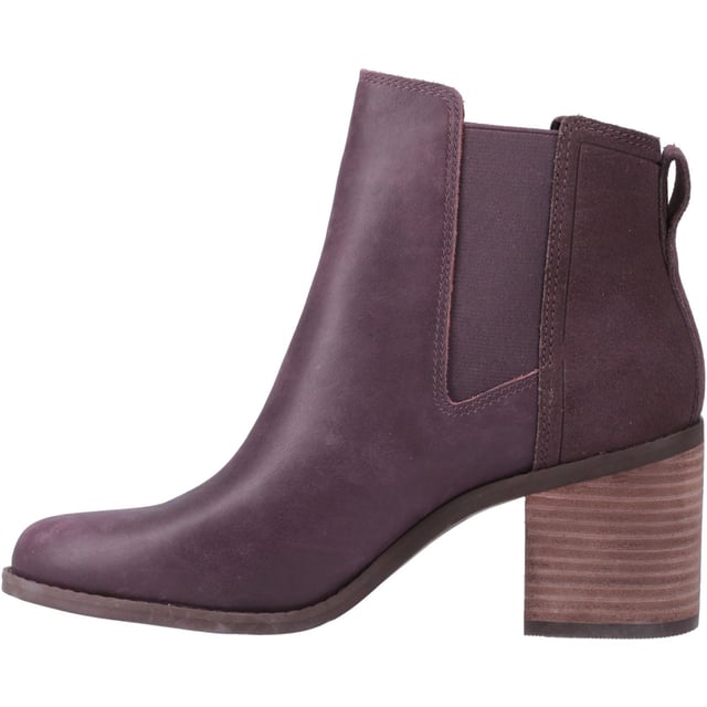 Mode ontmoet functie in de Evelyn enkellaars. Ontworpen voor comfort dankzij de precies goede blokhak en een dubbele boord voor gemakkelijk aan- en uittrekken. Een must-have stijl die je met gemak van je werk naar het weekend brengt.