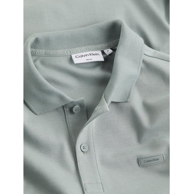 Polotröja för män från varumärket Calvin Klein. Calvin Kleins polotröjor är tillverkade av 100% ekologisk bomull och har en smal passform. Den mjuka bomullen ger stor komfort.  Varumärke: Calvin KleinModellnamn: Liquid Touch Slim PoloKategori: polo för mänMaterial: ekologisk bomullFärg: skiffergrå