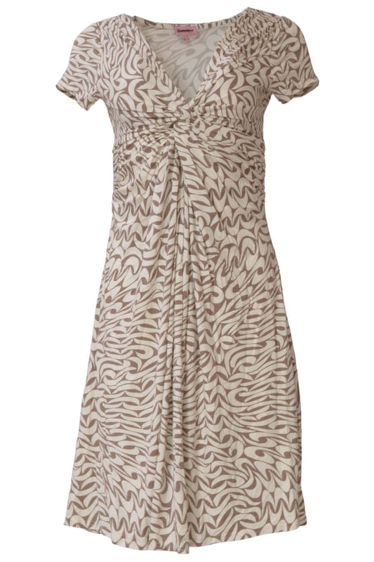 Flattering New Phase Eight Fit and Flare Knee Length Abstract Print Dress. Twist Front, Ruched Waist Stretch Jersey Fabric. Smart and comfortable enough to take you from work to play
Fit: Semi Fitted, Sizing: As expected.