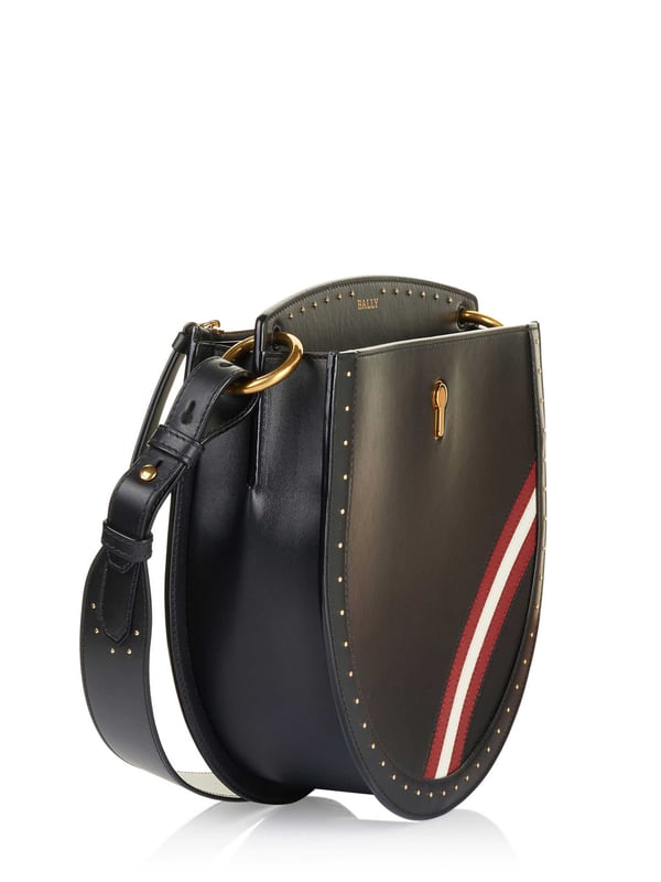 100% piel de becerro; Bolsa Bally; Modelo: 59379020532 F020; Mano de obra de alta calidad; Dos compartimentos de bolsillo, uno con cierre magnético; Un compartimento lateral con cremallera; Correa de hombro ajustable; Dos bolsillos interiores; Dimensiones (cm): 26 x 26 x 8; Detalles del logotipo de Bally.