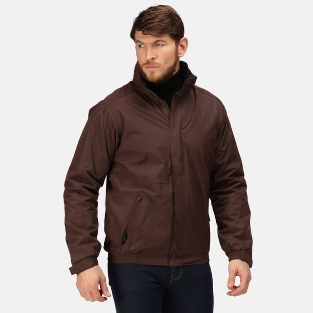 Getapete naden Waterbestendig en winddicht Kraag en lichaam fleece gevoerd Polyamide gevoerde mouwen met Thermo-Guard isolatie Binnenkant: 250-serie anti-pluis Symmetrie fleece gevoerde lichaam Verborgen capuchon Verstelbare manchetten 2 onderste zakken met rits Zak voor mobiele telefoon Stormflap met klittenband Regatta's best verkopende jas Verborgen ritssluiting in voering voor toegang tot borduurwerk Stof: Waterbestendige Hydrafort Polyester S (Borstomvang: 96cm) M (Borstomvang: 102cm) L (Borstomvang: 107cm) XL (Borstomvang: 112cm) 2XL (Borstomvang: 119cm) 3XL (Borstomvang: 127cm) 4XL (Borstomvang: 135cm)