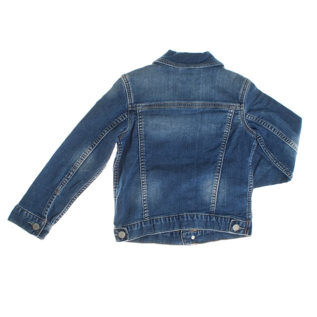 Klassische GAP-Jeansjacke für Jungen, die Ihrem Stil eine zeitlose und vielseitige Note verleiht.

 Es besteht aus hochwertigem und widerstandsfähigem Denim und verfügt über einen Knopfverschluss vorne, der die Verwendung erleichtert, sowie zwei Patten- und Knopftaschen auf der Brust, die ihm einen authentischen und funktionalen Look verleihen.

 Detaillierte Nähte unterstreichen das klassische Design, während der bequeme Schnitt Bewegungsfreiheit ermöglicht und es ideal für den Alltag macht.

 Ein unverzichtbares Kleidungsstück, das sich perfekt mit jedem Freizeitoutfit kombinieren lässt und der Kindergarderobe einen frischen und langlebigen Stil verleiht.
 Komposition: 78 % Baumwolle, 20 Polyester, 2 % Elasthan
 Pflege:
- Maschinenwäsche max. 30 °C.
 - Verwenden Sie beim Waschen ähnliche Farben.
 - Vermeiden Sie die Verwendung von Bleichmitteln.
 - Bei niedriger Temperatur trocknen.
 - Bei niedriger Temperatur bügeln.
 - Reinige chemisch nicht.