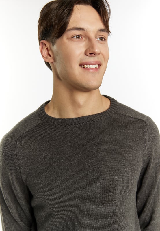 Bei ungemütlichem Herbst- und Winterwetter brauchen wir softe Pullover, die uns 24/7 verwöhnen. Dieser Basic Rundhalspullover von Mo ist aus einem weichen Garn gestrickt, hat einen gerippten Ausschnitt und abschließende Rippstrickbündchen.  Pullover
