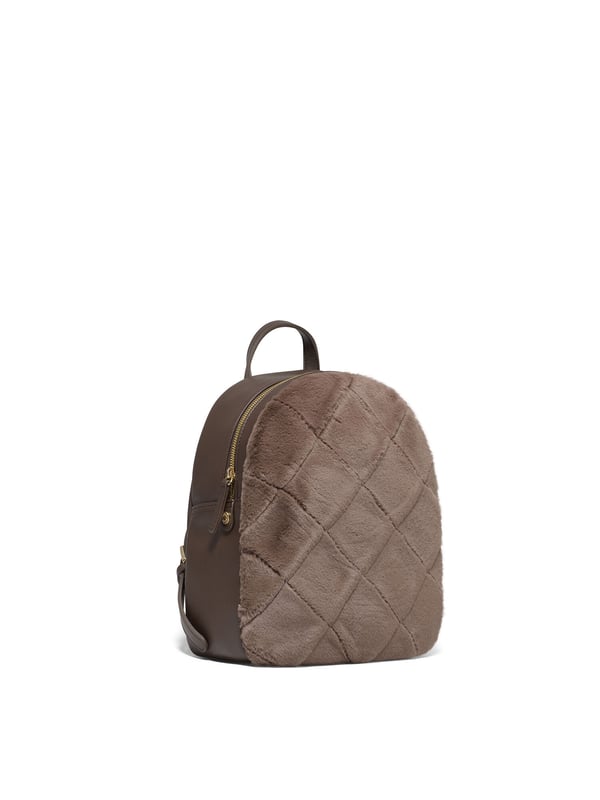 Mochila de mujer. El cierre es con cremallera. Los bolsillos internos son uno con cremallera y otro abierto. Los bolsillos externos están ausentes. Falta la correa para el hombro. El mango es de ecopiel. Hay un compartimento interno. El material externo es 62% Poliuretano, 38% Polieste. Internamente es 100% Poliéster. Medidas: 24x29x10 cm. Producto de moda