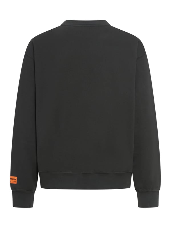 Sudadera con cuello redondo pintada con pájaro garza en negro con detalles en azul. Este producto se ajusta a la talla real, pero relajado.
