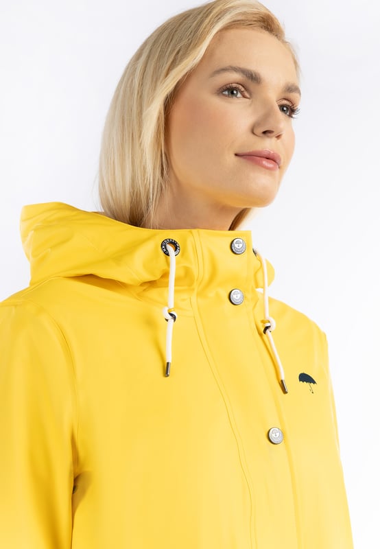 Kom elke regenbui in stijl door met de nieuwe A-vormige mackintosh van Schmuddelwedda. Het waterdichte en winddichte materiaal plus de gesealde naden maken het mogelijk. Aan de binnenkant zorgt een heerlijk zachte jersey-melange voering voor een comfortabel gevoel. Bijzonder praktisch zijn de drukknopen aan de zijopeningen, die zorgen voor veel beenruimte, die je bijvoorbeeld bij het fietsen nodig hebt. De grote capuchon met trekkoord en koord biedt bescherming, net als de ritsen op de zijzakken. Dubbele koorden met grote rubberen stoppers met logo en de voor het merk kenmerkende parapluprint op de borst zorgen voor visuele accenten.