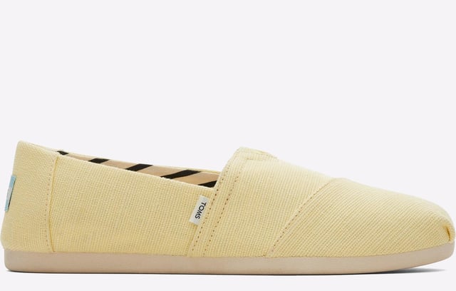 Known for its comfort, iconic for its style, and now, lighter on the planet. This new era of Alpargata shoes brings fresh updates to classic TOMS features, like yellow Heritage Canvas uppers and newly designed custom insoles made with 50% Eco content
Textile upper
100% vegan
Removable insole
Elastic gore for easy on-and-off