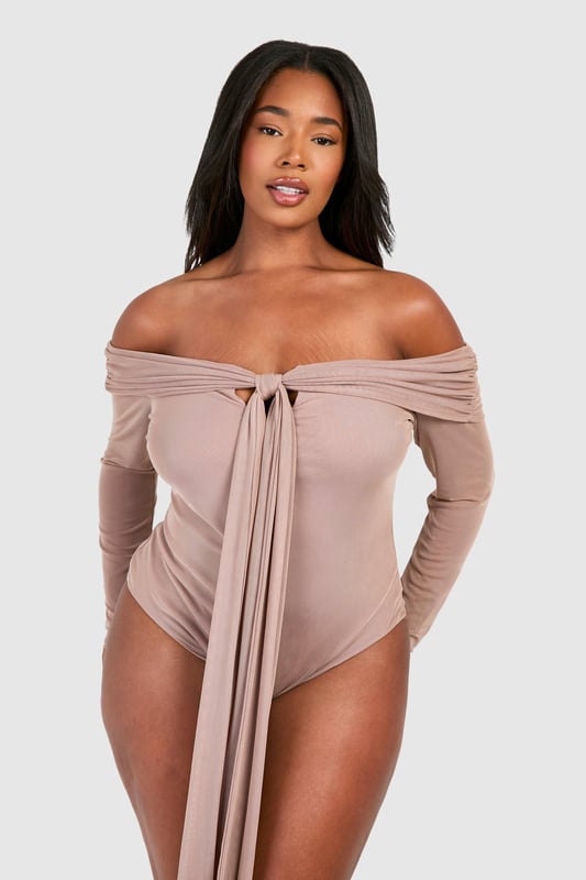 Update your wardrobe with this plus size bodysuit from our dedicated curve range. A form fitting, curve enhancing style with a press-stud fastening, this piece can be dressed up or down, depending on the vibe. Team with coated jeans and statement heels for date night plans, or pair with tailored trousers for a brunch date with your bestie. For an instant fresh 'fit, a plus size black bodysuit is perfect to replace your go-to t shirts. Got a date night planned? Team a dreamy plus size lace bodysuit with a leather skirt and standout heels.Style: BodysuitFabric: MeshSleeve Length: Long Sleeve