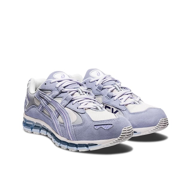 Abrace el estilo y la comodidad de todo el día con el zapato femenino Gel-Kayano® 5 360 Sportstyle. Basado en un diseño lanzado por primera vez en los años 90, este modelo contemporáneo cuenta con algunas de las mejores tecnologías de rendimiento de estilo y avanzada que esperaría de nuestro calzado deportivo. Esta versión actualizada cuenta . Funciona con la entresuela moldeada ligera y hinchable para poner un resorte real en su paso. Para la estabilidad y el soporte, este zapato incluye la tecnología Trusstic System® para controlar la torsión y la torsión, así como un mostrador de talón interno que mantiene el pie en su posición como Te mueves. Con un diseño audaz, influenciado por el calzado de los años 90, el versátil Gel -Kayano® 5 360 Shoe complementa una amplia gama de looks informales con facilidad, por lo que no tiene que elegir entre estilo y comodidad.