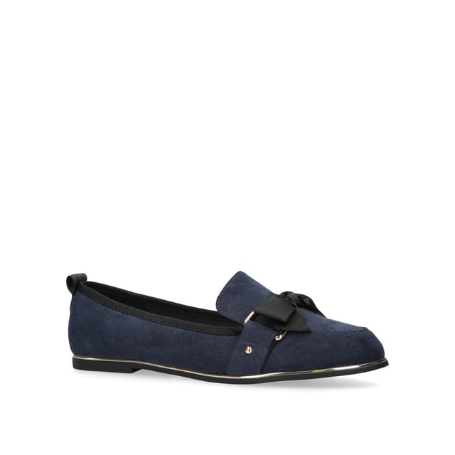The KG Kurt Geiger Mable3 ballet flats feature a navy suedette upper with fabric bow sat on the front. There is a gold detail surrounding the sole. This product has undergone 167 checks to be registered with The Vegan Society.